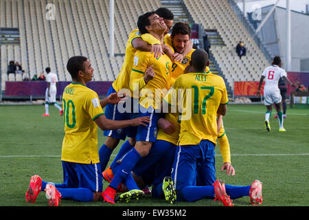 Christchurch, Neuseeland. 17. Juni 2015. Christchurch, New Zealand - 17. Juni 2015 - Danilo von Brasilien (M) und seine Mannschaftskameraden feiert ein Ziel während der FIFA-U20-WM-Halbfinale zwischen Brasilien und dem Senegal im AMI-Stadion am 17. Juni 2015 in Stockfoto