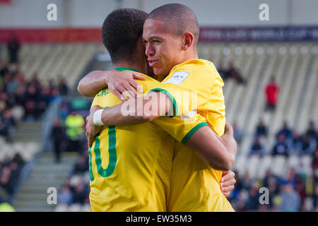 Christchurch, Neuseeland. 17. Juni 2015. Christchurch, New Zealand - 17. Juni 2015 - Gabriel Jesus und Marcos Guilherme von Brasilien (L-R) feiert ein Ziel während der FIFA-U20-WM-Halbfinale zwischen Brasilien und dem Senegal im AMI-Stadion am Juni Stockfoto