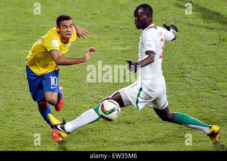 Christchurch, Neuseeland. 17. Juni 2015. Christchurch, New Zealand - 17. Juni 2015 - Gabriel Jesus von Brasilien und Andelinou Correa von Senegal (L-R) in Aktion während der FIFA-U20-WM-Halbfinale zwischen Brasilien und dem Senegal im AMI-Stadion am Jun Stockfoto