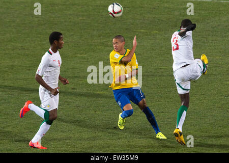 Christchurch, Neuseeland. 17. Juni 2015. Christchurch, Neuseeland - 17. Juni 2015 - Moussa Ba von Senegal, Marcos Guilherme aus Brasilien und Andelinou Correa von Senegal (L-R) in Aktion während der FIFA-U20-WM-Halbfinale zwischen Brasilien und Sene Stockfoto