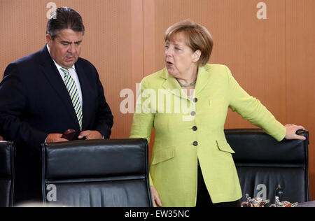 Berlin, Deutschland. 17. Juni 2015. Der deutsche Wirtschaftsminister Sigmar Gabriel und German Chancellor Angela Merkel (R) reden vor der Kabinettssitzung im Kanzleramt in Berlin, Deutschland, 17. Juni 2015. WOLFGANG KUMM/Dpa/Alamy Live News Stockfoto