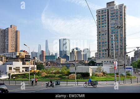 Shanghai (Dong Chang Zhi Lu) Hintergrund die Skyline von Pudong China Stockfoto