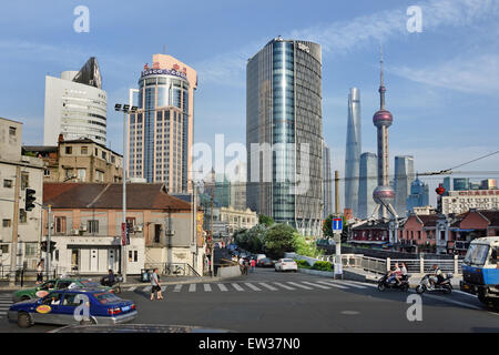 Shanghai (Dong Chang Zhi Lu) Hintergrund die Skyline von Pudong China Stockfoto