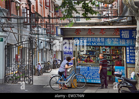 China Mobile shop im alten Shanghai Gassen, die Tianzifang Shikumen Residenz der französischen Konzession Sonderwirtschaftszone Xuhui District Xintia charakterisieren Stockfoto