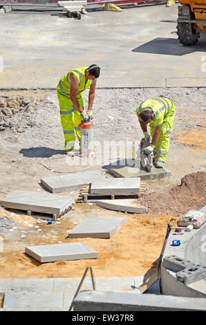 London, England, Vereinigtes Königreich. Arbeiter Schneiden von Betonplatten für den Einbau von der Millennium Bridge Stockfoto