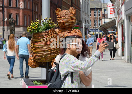 Selfie, zwei Mädchen, Nottingham, England. Stockfoto