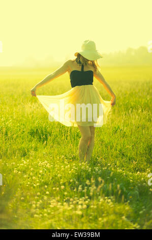 Sommer Mode Portrait junge Frau im Kleid und Sonnenhut in einem Feld Stockfoto