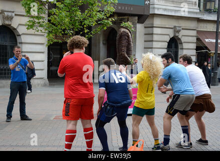 Jungs in Tracht, Gruppenbild, feiern, Nottingham, England. Stockfoto