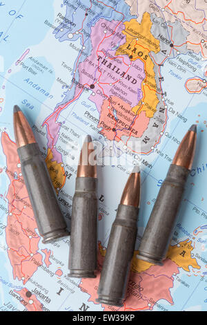Vier Kugeln auf die Landkarte von Thailand, Vietnam und Laos. Konzeptbild für Krieg, Konflikt, Gewalt. Stockfoto