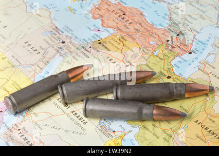 Vier Kugeln auf die geografische Karte des Irak, Syrien im Nahen Osten. Konzeptbild für Krieg, Konflikt, Gewalt. Stockfoto