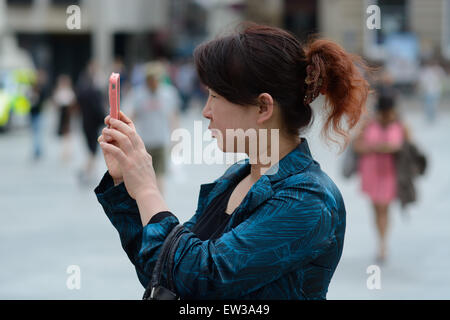 Lady nehmen Foto auf dem Handy, Nottingham, England. Stockfoto