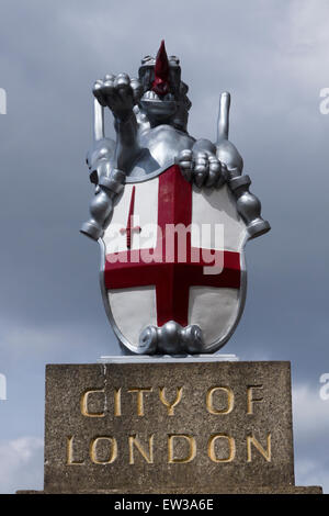 City of London Grenzmarkierung - ein Drache hält ein Schild mit dem roten Kreuz von Saint George auf - London Bridge, London, England Stockfoto