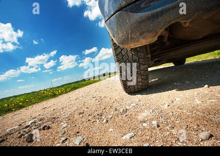 Autoreifen auf Kies goad Stockfoto