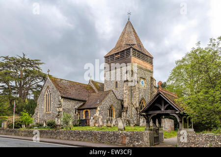 Blick auf die Lychgate führt zu St. Peter und Paul Kirche (12. Jahrhundert) im Dorf West Clandon, Surrey, England, UK. Stockfoto