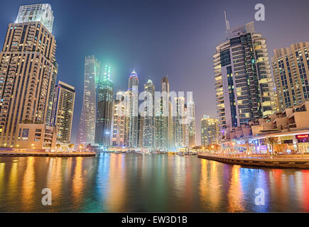 Moderne Gebäude in Dubai Marina District bei Nacht. HDR verarbeitet. Stockfoto