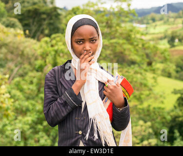 Junge äthiopische Schulmädchen tragen ihre Hefte. Stockfoto