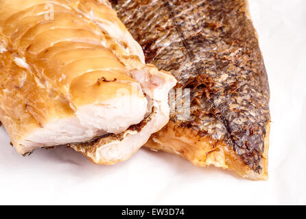 Geräuchertem Fischfilet Seehecht. Nahaufnahme von leckeren geräucherten wild Hakes, servierfertig Stockfoto