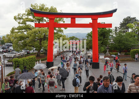 Japaner und Touristen geben Sie Fushimi-Inari-Schrein in Kyoto Stockfoto