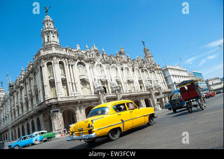 Havanna, Kuba - Juni 2011: Helles gelbes Taxi teilt sich die Straße mit Fahrrad Taxi lokal bekannt als ein Bicitaxi im Centro. Stockfoto