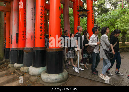 Japaner und Touristen geben Sie Fushimi-Inari-Schrein in Kyoto Stockfoto