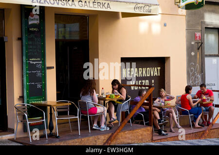 Poeple in einem Bistro in Prag, Tschechien Stockfoto