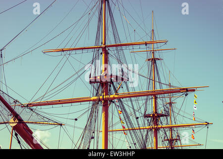 Ein Schiff Masten stehen im Hafen von Portsmouth. Stockfoto