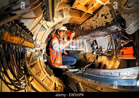 Leipzig, Deutschland. 17. Juni 2015. Vorarbeiter Roland Schmidt inspiziert die Antrieb-Maschine für das neue Rohr Tunnel für die kommunale Wasserwerke Leipzig, Deutschland, 17. Juni 2015. Für 2,7 Millionen Euro soll ein 150m langen Tunnel mit einem Durchmesser von 1,4 Metern innerhalb von 30 Tagen unter einer Eisenbahnstrecke langweilen. Die Aktion ist notwendig, da eine Brücke über die Eisenbahn, entlang, die, die derer die wichtigsten Trinkwasser Versorgung Linie Nr. 2 läuft, abgerissen werden soll. Die Linie ist eine der vier Hauptlinien und bietet einen großen Teil der Stadt mit Trinkwasser. Foto: JAN WOITAS/Dpa/Alamy Live News Stockfoto