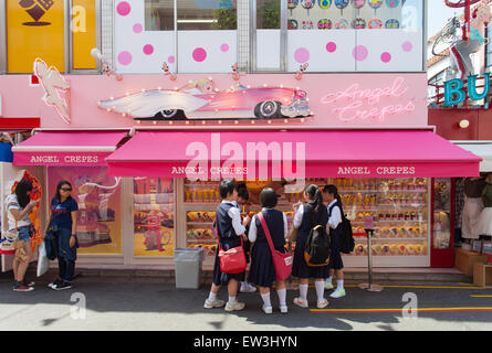 Flor und Eis Verkäufer bei Harajuku Takeshita Street, bekannt für seine farbenfrohen Geschäften und Punk Manga - Anime Gesamteindruck. Stockfoto