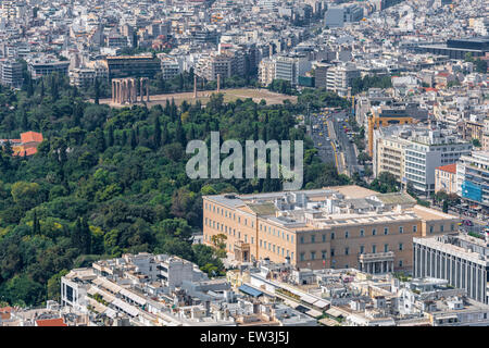 Blick hinunter auf das griechische Parlament Gebäude in Syntagma-Platz von der Spitze des Mount Lycabetus Stockfoto