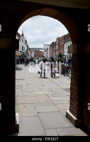 Shopper im Norden Straße Chichester West Sussex England UK Stockfoto