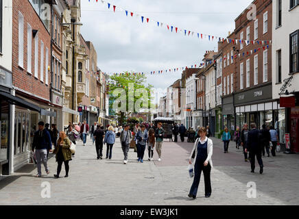 Shopper in East Street Chichester betrachtet Form der Markt Kreuz West Sussex England UK Stockfoto