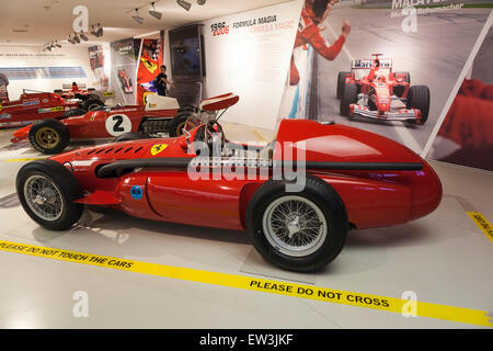 1955 Ferrari 555 F1 ein Formelrennwagen auf dem Display in das Ferrari Museum in Maranello Stockfoto