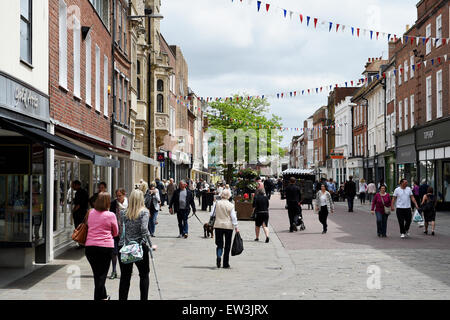 Shopper in East Street Chichester betrachtet Form der Markt Kreuz West Sussex England UK Stockfoto
