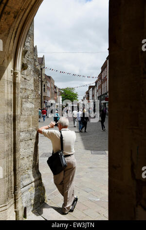 Shopper in East Street Chichester betrachtet Form der Markt Kreuz West Sussex England UK Stockfoto