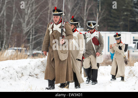 Russland, APRELEVKA - Februar 7: Unbekannte Soldaten zu Fuß auf Nachstellung der napoleonischen Manöver in der Nähe der Stadt Aprelevka im Jahr 1812. Moskau Region, Aprelevka, 7. Februar 2015, Russland Stockfoto