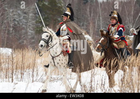 Russland, APRELEVKA - Februar 7: Unidentified Kavallerie Soldat Ritt auf einem Pferd auf Nachstellung der napoleonischen Manöver nahe der Stadt Aprelevka im Jahr 1812. Moskau Region, Aprelevka, 7. Februar 2015, Russland Stockfoto