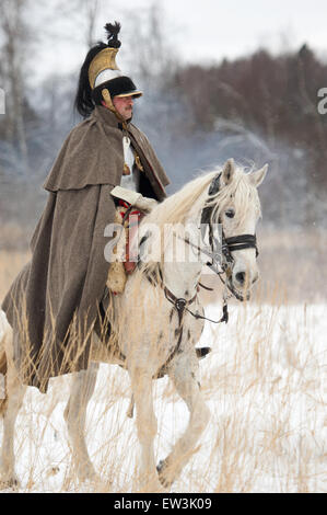 Russland, APRELEVKA - Februar 7: Unbekannte russische Kavallerie Soldat Ritt auf einem Pferd auf Nachstellung der napoleonischen Manöver nahe der Stadt Aprelevka im Jahr 1812. Moskau Region, Aprelevka, 7. Februar 2015, Russland Stockfoto