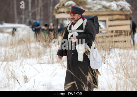 Russland, APRELEVKA - Februar 7: Unbekannter Soldat Strandspaziergang Reenactment der napoleonischen Manöver in der Nähe von der Stadt Aprelevka im Jahr 1812. Moskau Region, Aprelevka, 7. Februar 2015, Russland Stockfoto