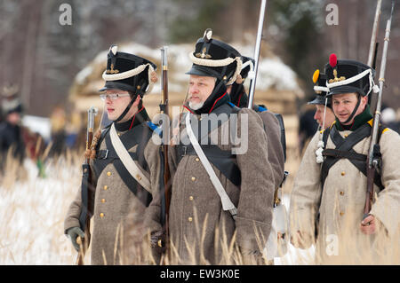 Russland, APRELEVKA - Februar 7: Unbekannte Soldaten zu Fuß auf Nachstellung der napoleonischen Manöver in der Nähe der Stadt Aprelevka im Jahr 1812. Moskau Region, Aprelevka, 7. Februar 2015, Russland Stockfoto