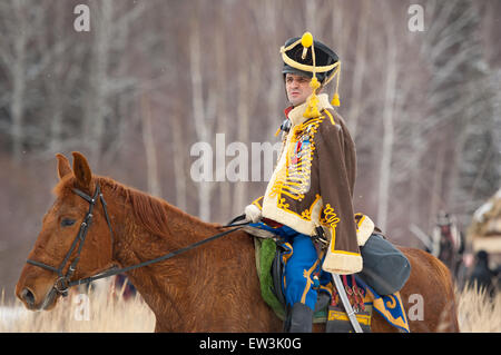 Russland, APRELEVKA - Februar 7: Unidentified Kavallerie Soldat Fahrt auf Pferd auf Nachstellung der napoleonischen Manöver nahe der Stadt Aprelevka im Jahr 1812. Moskau Region, Aprelevka, 7. Februar 2015, Russland Stockfoto