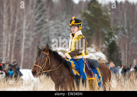 Russland, APRELEVKA - Februar 7: Unidentified Kavallerie Soldat Fahrt auf Pferd auf Nachstellung der napoleonischen Manöver nahe der Stadt Aprelevka im Jahr 1812. Moskau Region, Aprelevka, 7. Februar 2015, Russland Stockfoto