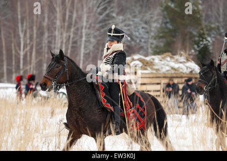 Russland, APRELEVKA - Februar 7: Unidentified Kavallerie Frau Fahrt auf Pferd auf Nachstellung der napoleonischen Manöver nahe der Stadt Aprelevka im Jahr 1812. Moskau Region, Aprelevka, 7. Februar 2015, Russland Stockfoto