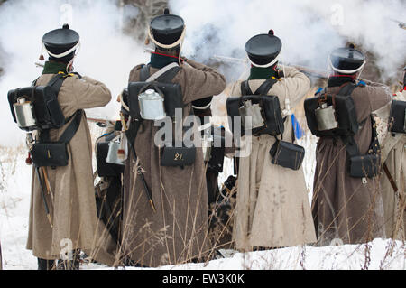 Russland, APRELEVKA - Februar 7: Unbekannte Soldaten schießen auf Nachstellung der napoleonischen Manöver in der Nähe der Stadt Aprelevka im Jahr 1812. Moskau Region, Aprelevka, 7. Februar 2015, Russland Stockfoto