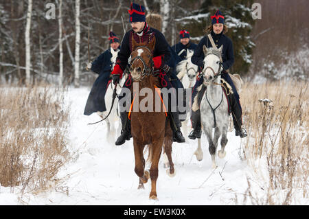 Russland, APRELEVKA - Februar 7: Unidentified Kavallerie Soldat Fahrt auf Nachstellung der napoleonischen Manöver nahe der Stadt Aprelevka im Jahr 1812. Moskau Region, Aprelevka, 7. Februar 2015, Russland Stockfoto