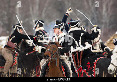 Russland, APRELEVKA - Februar 7: Unidentified Kavallerie kämpfen von Schwertern auf Nachstellung der napoleonischen Manöver in der Nähe von der Stadt Aprelevka im Jahr 1812. Moskau Region, Aprelevka, 7. Februar 2015, Russland Stockfoto