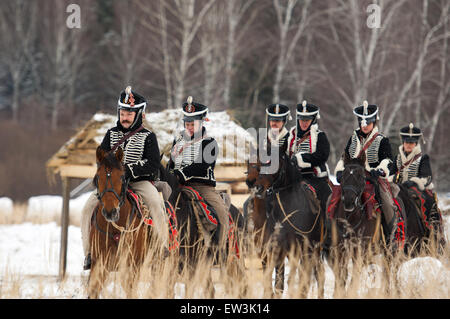 Russland, APRELEVKA - Februar 7: Unidentified Kavallerie Soldaten bewaffnet Schwerter auf Nachstellung der napoleonischen Manöver in der Nähe der Stadt Aprelevka im Jahr 1812. Moskau Region, Aprelevka, 7. Februar 2015, Russland Stockfoto