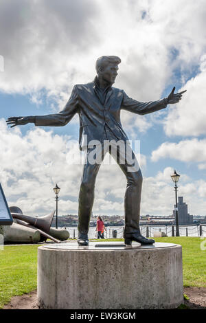 Statue von Billy Fury richtiger Name Ronald Wycherley am Fluss von Liverpool Stockfoto