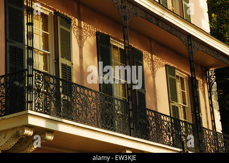 Details der Eisenhütte auf einem Balkon in Charleston, South Carolina Stockfoto