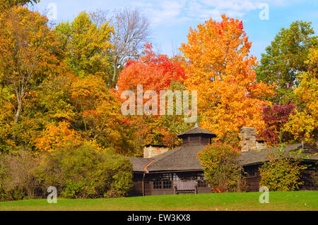 Rustikale Park Unterschlupf im Cuyahoga Valley National Park mit brillanten Herbstlaub Stockfoto