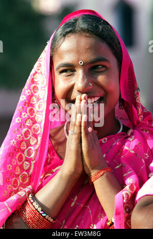 Junge indische Frau geben die Namaste-Gruß aus Indien. Rampur Region, Uttar Pradesh, Indien, Asien Stockfoto